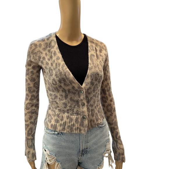 Adorable cheetah print cashmere cardigan - Picture 6 of 8